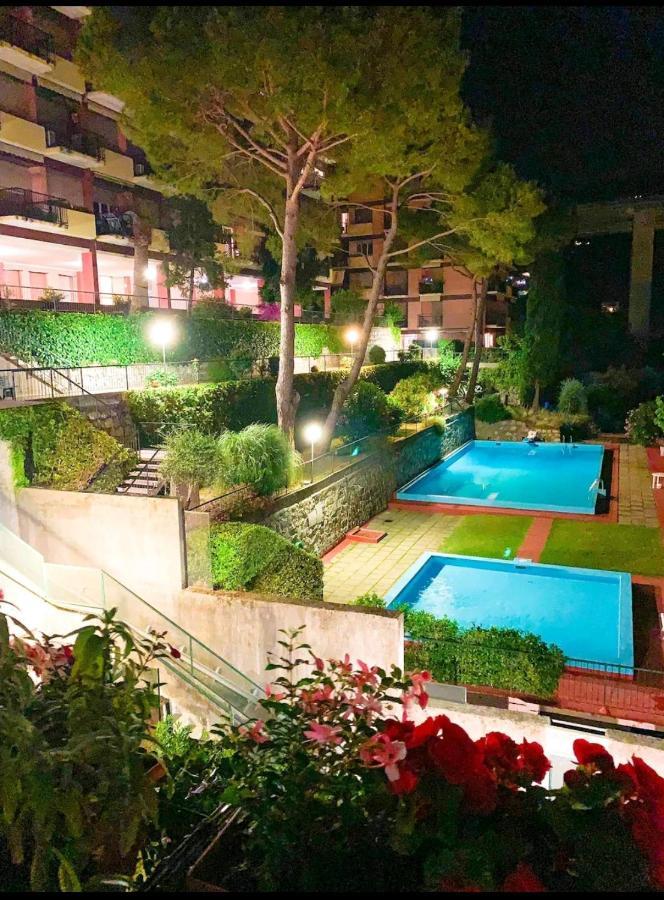 Camera Privata Nell'Appartamento In Zona Residenziale Con 2 Piscine Rapallo Luaran gambar