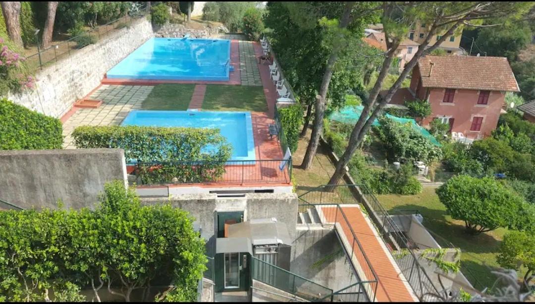 Camera Privata Nell'Appartamento In Zona Residenziale Con 2 Piscine Rapallo Luaran gambar
